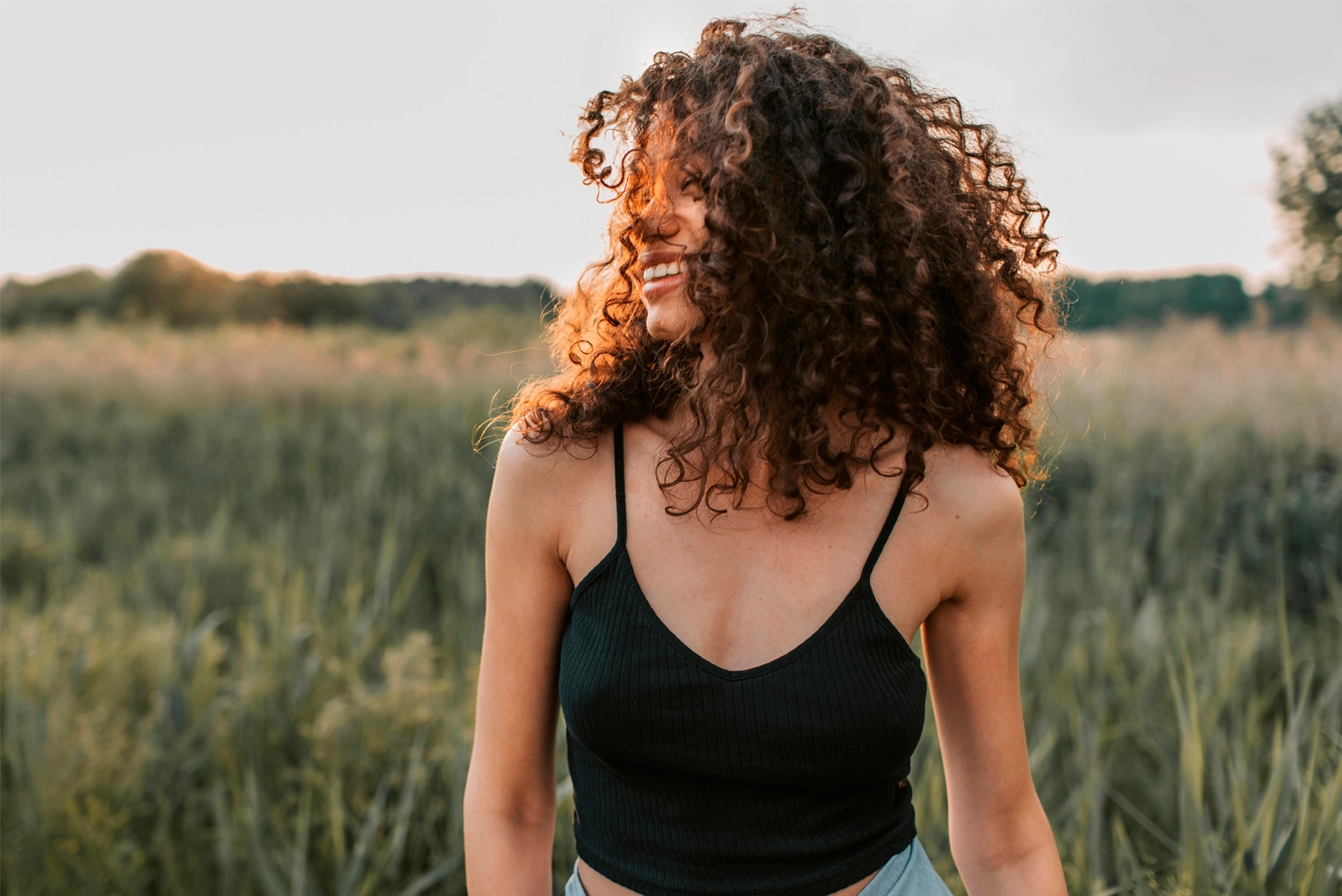 Dame avec les cheveux bouclés