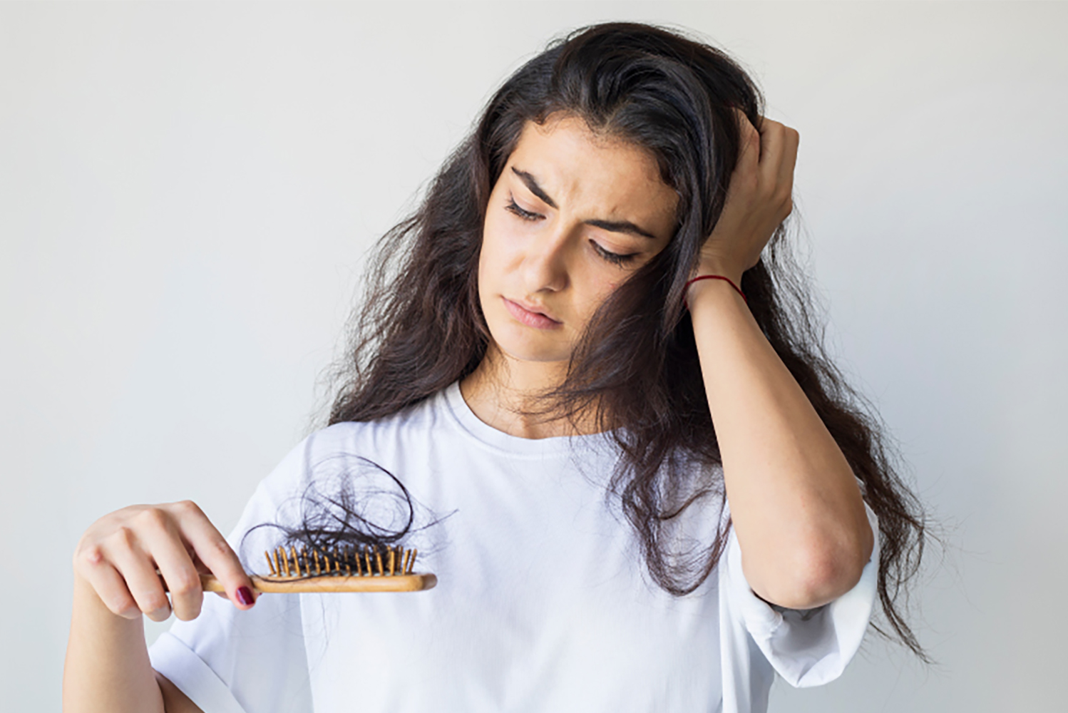 Femme sujette à la perte de cheveux